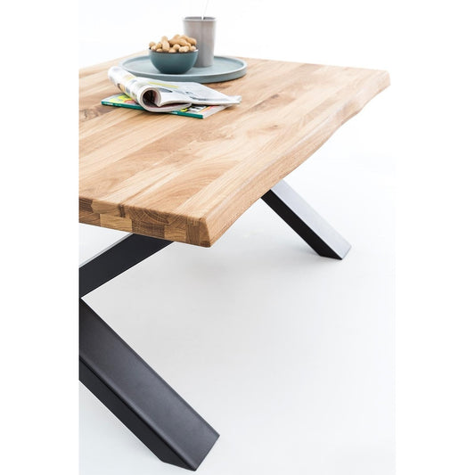 Couchtisch – Wildeiche B 110 x H 47 x T 70 cm vollmassiv geölt mit Baumkante und schwarzem X-Metallgestell