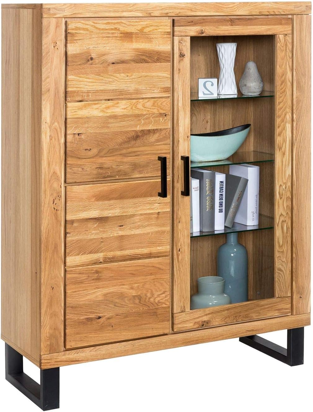 Vitrine B 110 x H 140 x T 40 cm TINA – Eiche teilmassiv mit Glastür und schwarzen Metallkufen